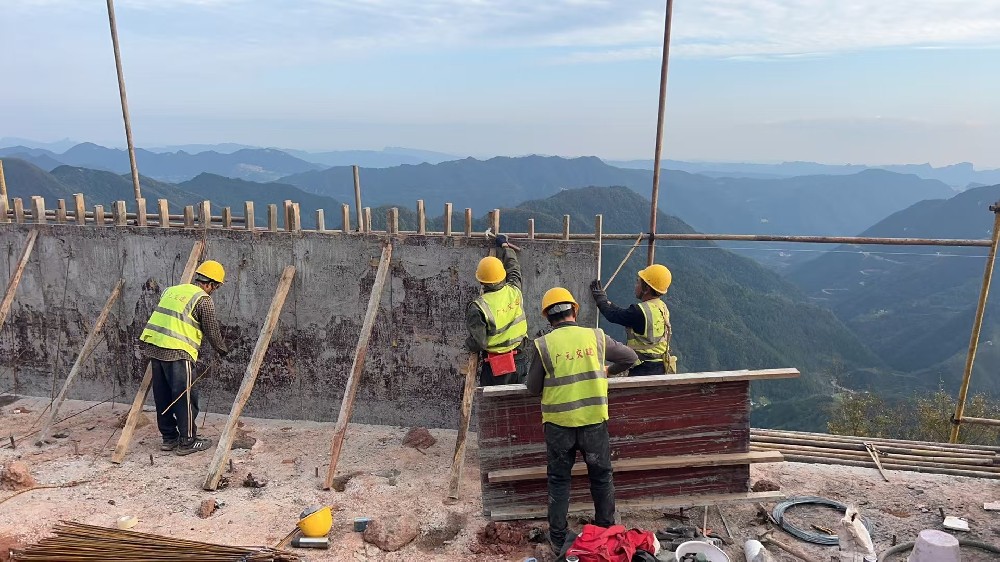 筑路修橋后，群山闊然時 ——劍閣縣下寺至利州區(qū)月壩公路項目（三個石至硝洞埡段）高質(zhì)量建設(shè)側(cè)記
